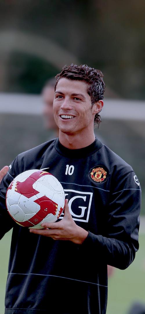 迈阿密国际夺美职联冠军，梅西淡定队友狂欢（迈阿密国际加冕美职联，梅西从容队友狂欢）