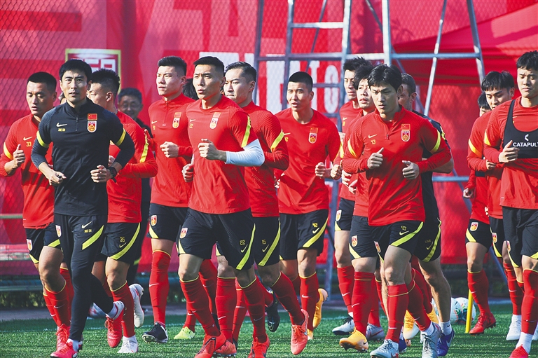 意甲最新积分战报 那不勒绝杀尤文 超国米1分登顶 罗马连败仍第4（意甲积分榜最新局势：那不勒斯绝杀尤文，反超国米1分登顶，罗马连败仍守第4）