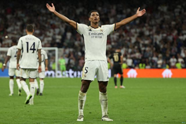 利物浦双星身价暴跌2000万欧！克洛普遗留下的阵容隐患爆发（利物浦两将身价缩水2000万欧，克洛普遗留阵容短板集中暴露）