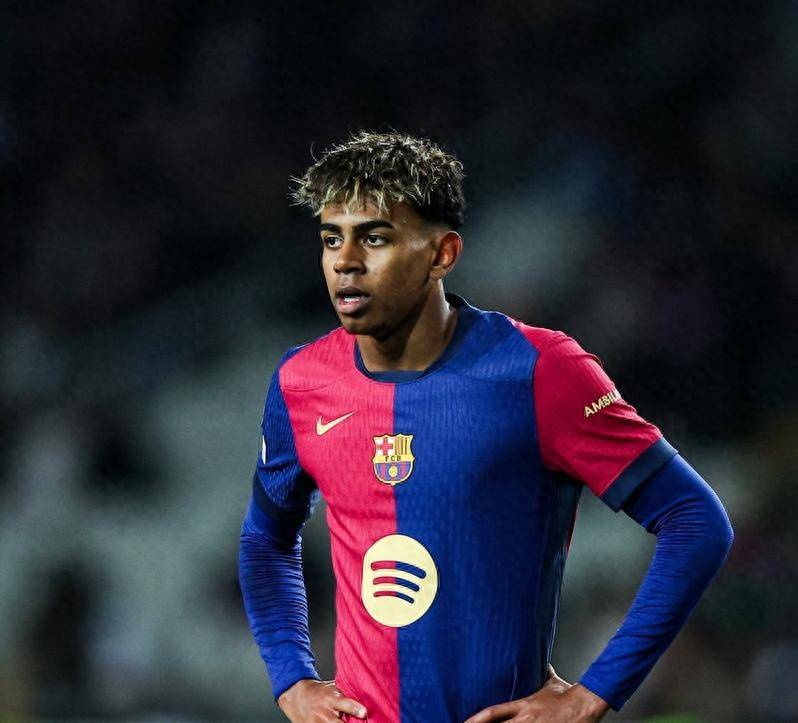 比利时11月世预赛大名单：库尔图瓦领衔，多库、特罗萨德在列（比利时公布11月世预赛名单：库尔图瓦压阵，多库、特罗萨德入选）