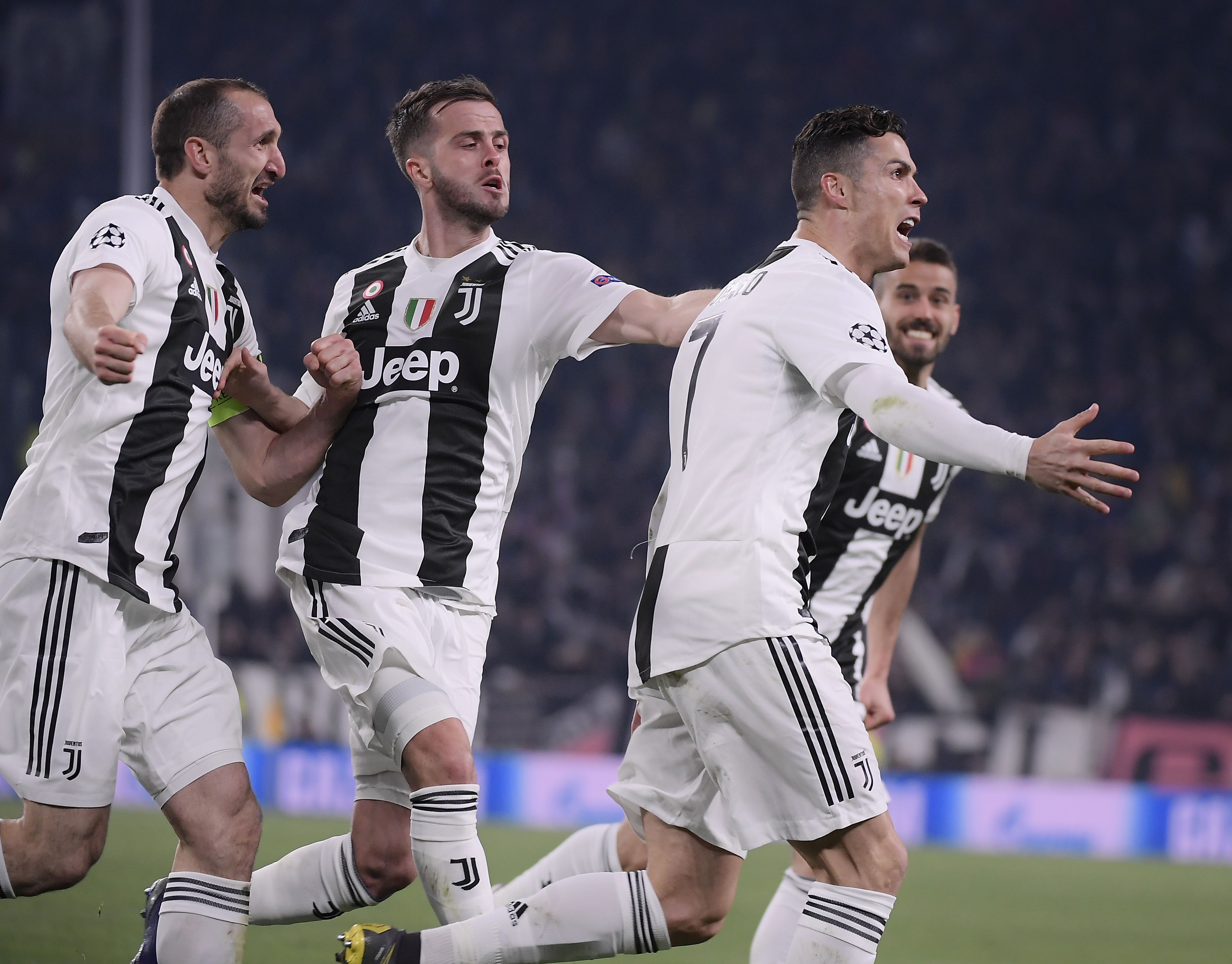 里程碑，海港中场徐新已为中国俱乐部出战200场比赛（徐新达成里程碑：代表中国俱乐部出战满200场）