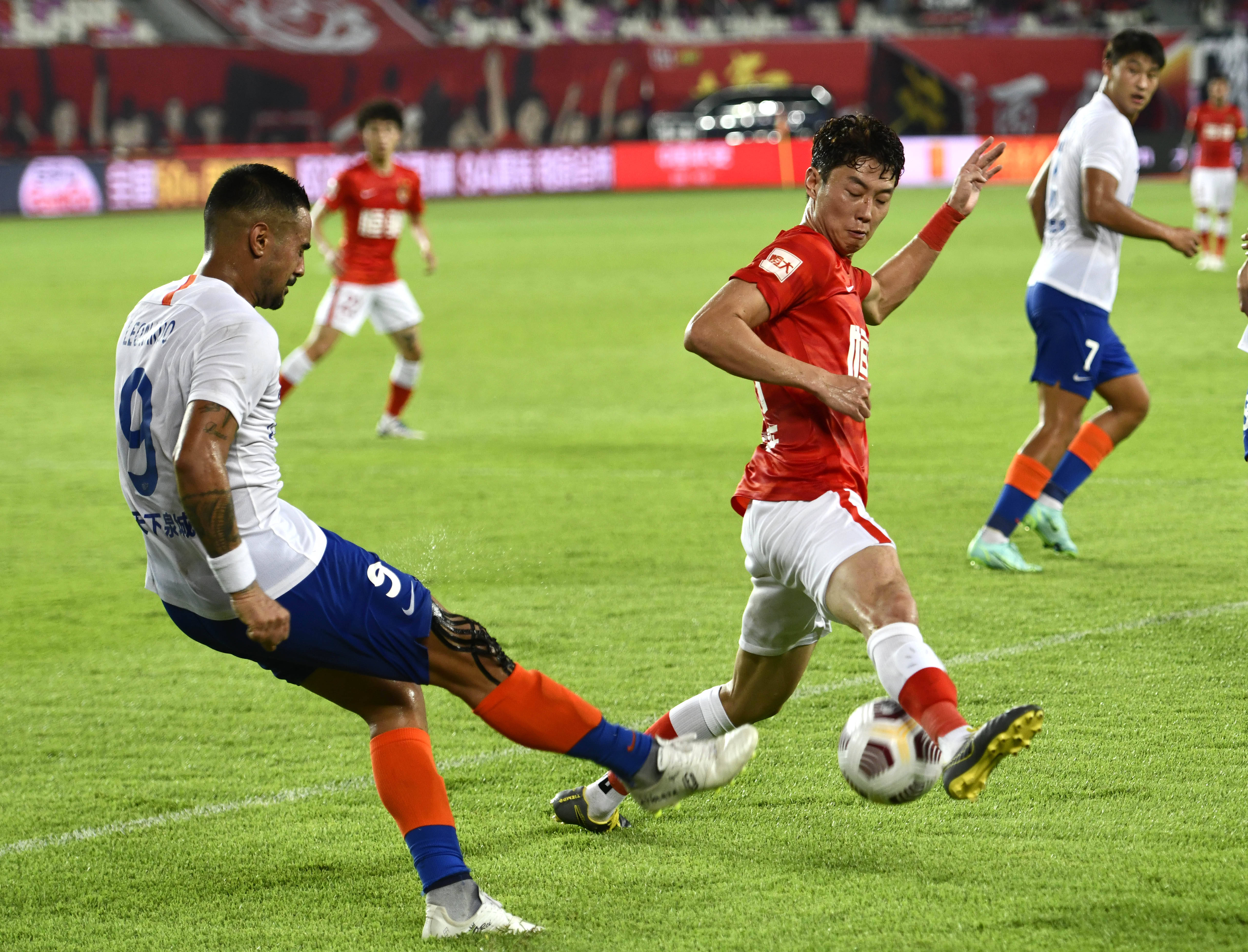 幸福甜蜜，高准翼爱人社媒分享婚纱照拍摄花絮（高准翼爱人社交平台晒婚纱照花絮，甜蜜满满）